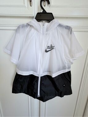 Nike Sportswear Windrunner Icon Kids' Jacket. Size Medium